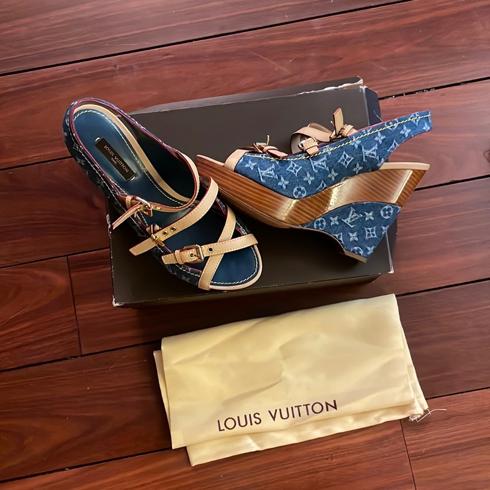 Louis Vuitton BRAND NEW RARE Alyssa Wedge sand
Denim Monogram Buckle Size 39